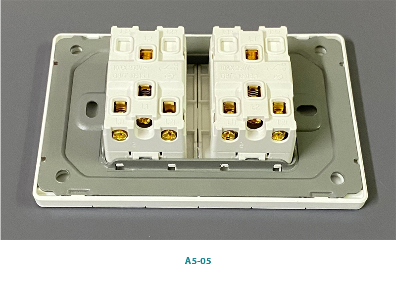 Ổ mặt 4 công tắc 1 chiều Novalink A5-05 màu trắng công suất 220v-10A