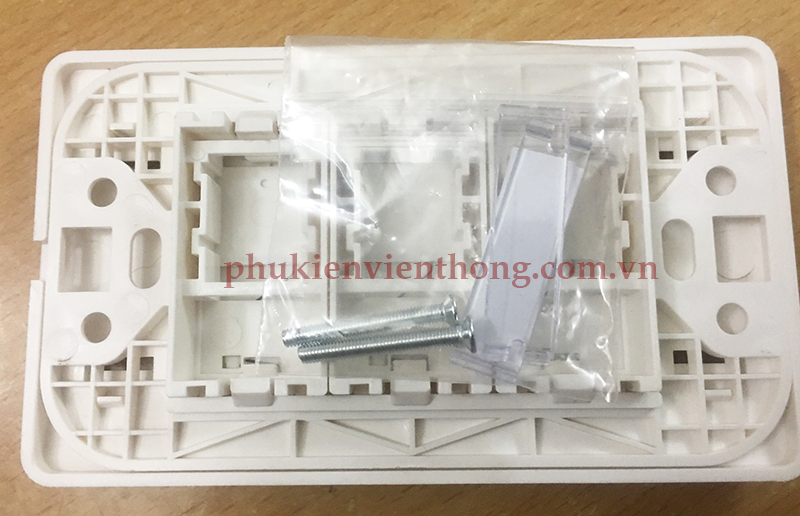 Mặt 3 cổng âm tường Commscope hình chữ nhật mẫu mới
