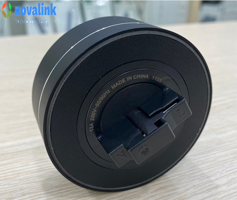 Ổ Cắm 3 Chấu Đa Năng 13A Dùng Cho Power Track Novalink - Viền Nhôm + Đèn LED