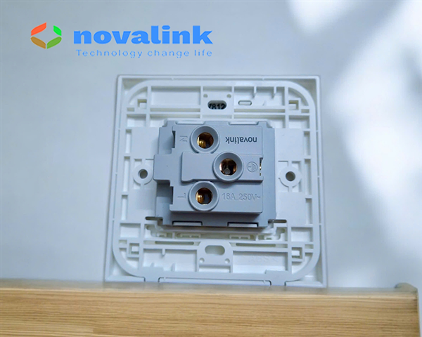 ổ điện novalink 3 chấu đa năng lắp ph&ograve;ng họp văn ph&ograve;ng